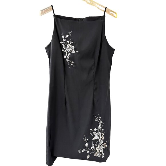 ✌️ 2/$40 ✌️Black Cocktail Sleeveless Dress with Embroidered Silver Flowers sz 10 - Picture 1 of 6